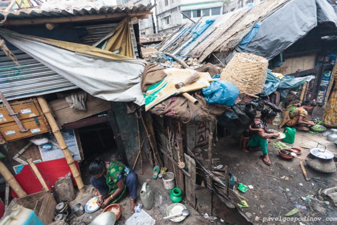 Slum dwellings at Karwan slum, Dhaka, Bangladesh, Indian Sub-Continent, Asia